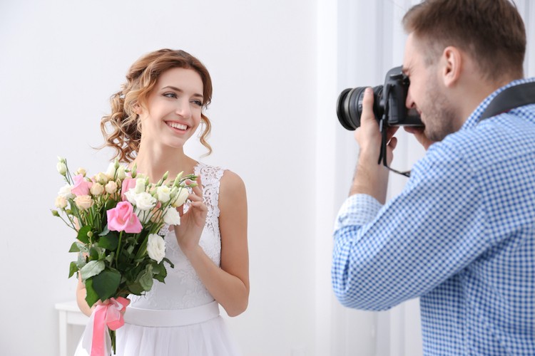 How to choose a professional wedding photographer